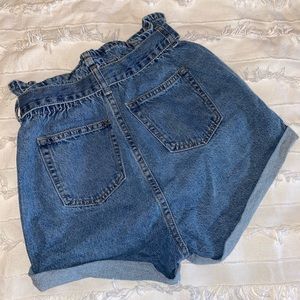 VENDU. Denim short